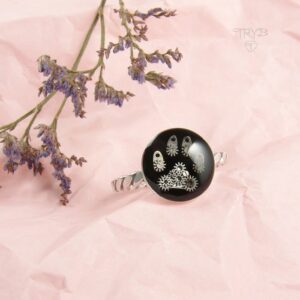 Srebrny pierścionek z psią łapką z części zegarków