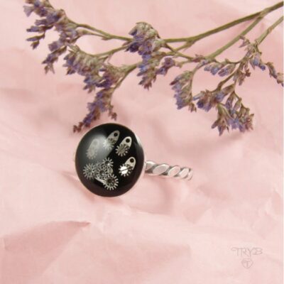 Ładny pierścionek psia łapka ze srebra i części zegarków - biżuteria artystyczna