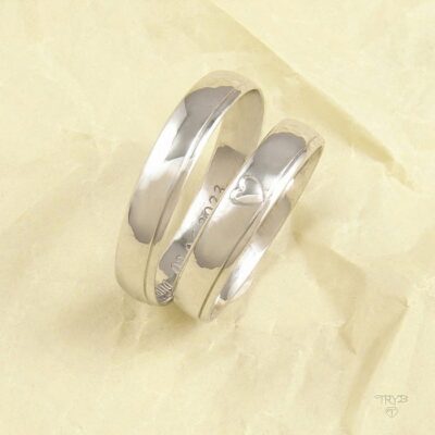 Proste obrączki z paskiem i serduszkiem z białego złota