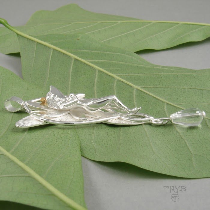 Srebrna zawieszka z elfką w koronie