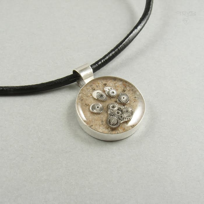 Biżuteria z prochami po kremacji zatopionymi w żywicy