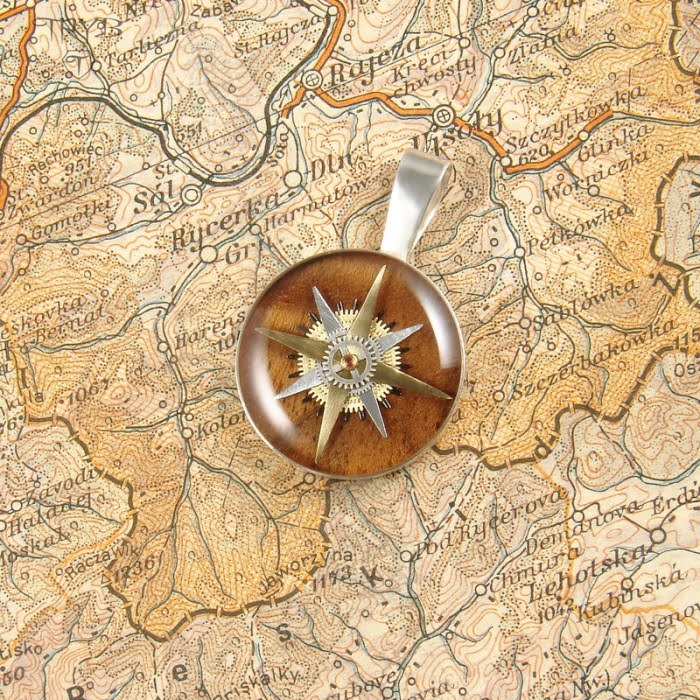 Zawieszka na szyję róża wiatrów