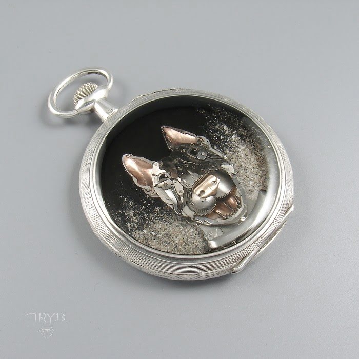 Biżuteria artystyczna z części zegarków - wisior z psem rasy bulterier