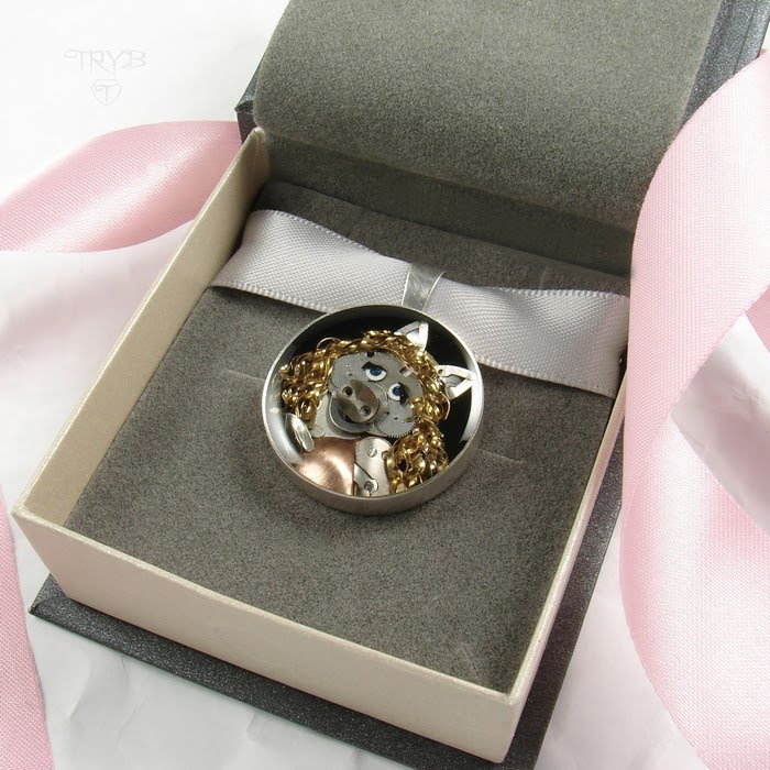 Ręcznie robiony wisiorek miss Piggy - biżuteria artystyczna