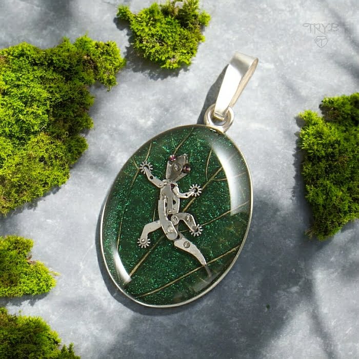 Owalna zawieszka z gekonem z części zegarków