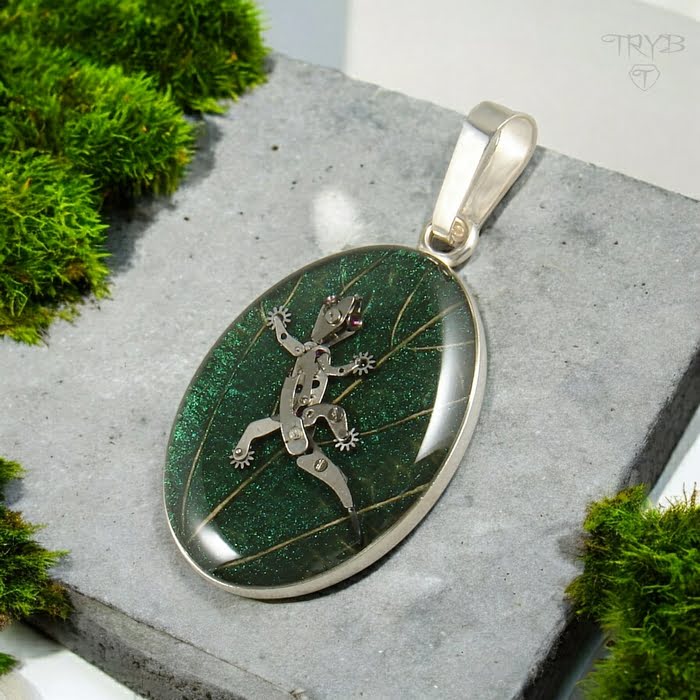 Owalny wisiorek z gekonem z części zegarków