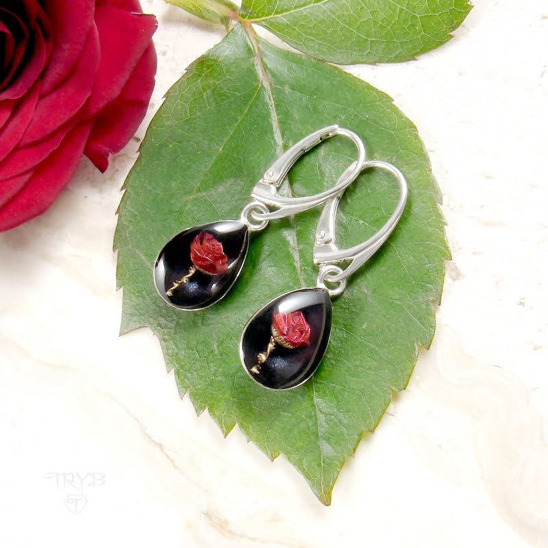 Krótkie kolczyki wiszące z czerwonymi różyczkami