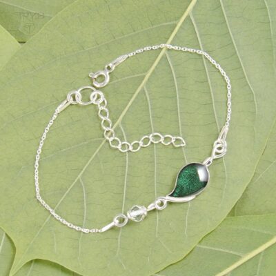 Bransoletka z ciemnozielonym listkiem i kryształem górskim na łańcuszku