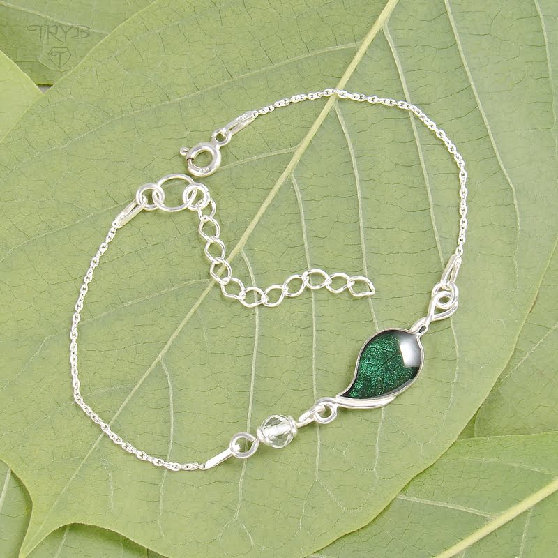 Bransoletka z ciemnozielonym listkiem i kryształem górskim na łańcuszku