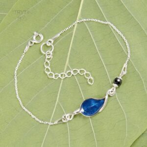 Bransoletka z granatowym listkiem i spinelem na łańcuszku