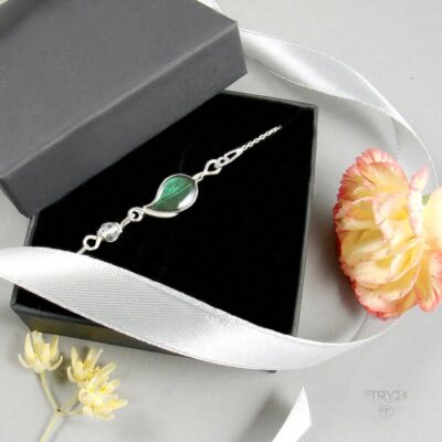 Srebrna bransoletka z listkiem na łańcuszku - biżuteria artystyczna ręcznie robiona