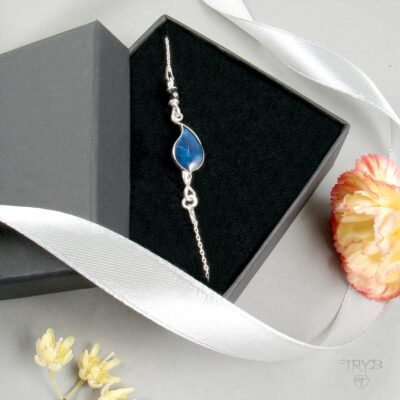 Srebrna bransoletka z niebieskim listkiem na łańcuszku