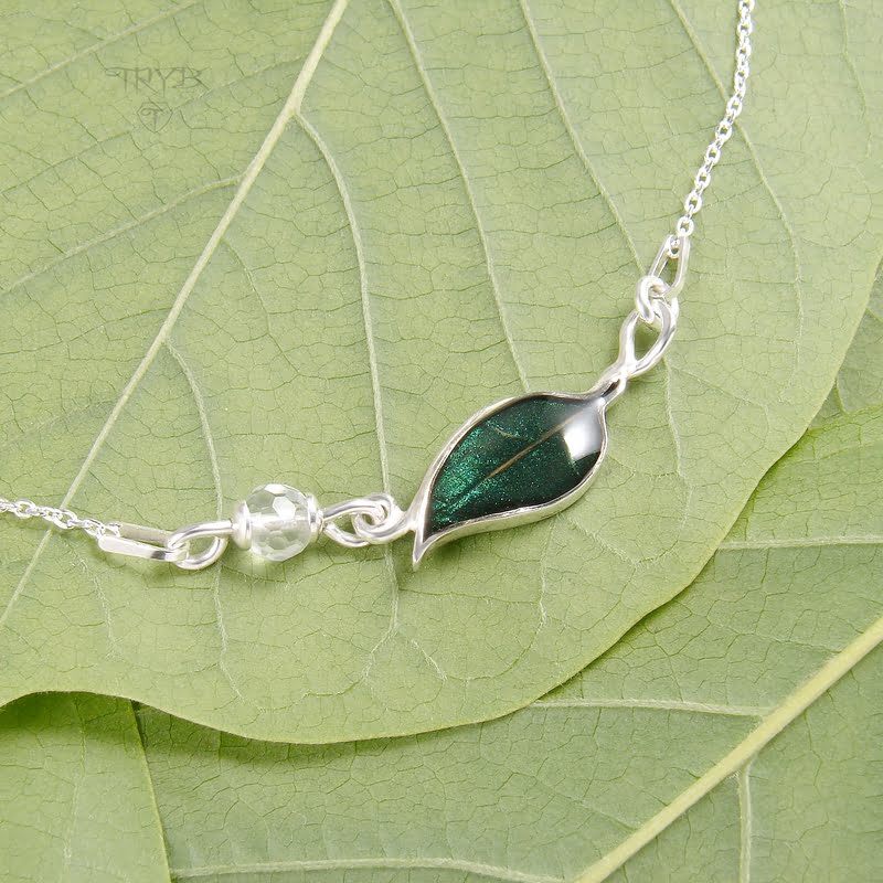 Naszyjnik z ciemnozielonym listkiem i kryształem górskim na łańcuszku