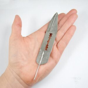 Srebrne pióro/żyletka - artystyczna przypinka z komunikatem Srebrna biżuteria artystyczna - ostre pióro