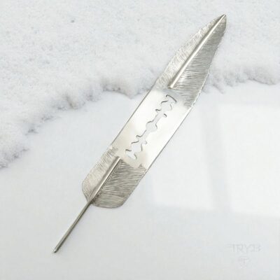 Srebrne pióro i żyletka przypinka ze srebra.