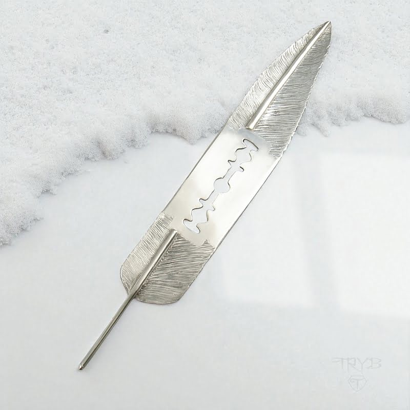 Srebrne pióro i żyletka przypinka ze srebra.