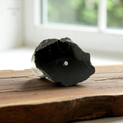 Duży pierścień ze srebra z węglem i diamentem