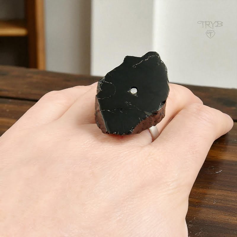 Duży pierścień o czarnym oczku z węgla