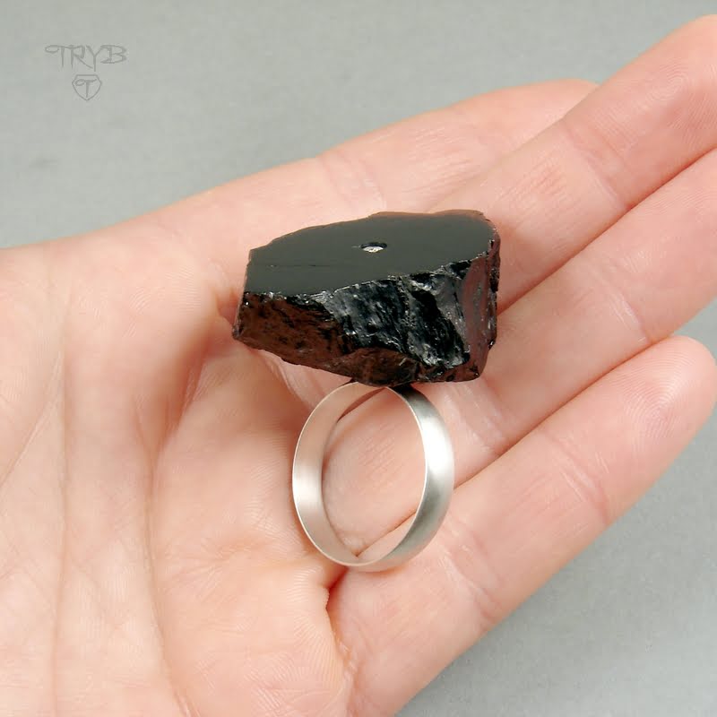 Pierścień z węgla