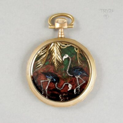 medalion z flamingami z części zegarków