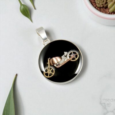 Srebrna zawieszka z motocyklem z części zegarków