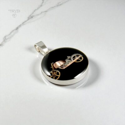 Srebrny wisiorek z motocyklem z części zegarków