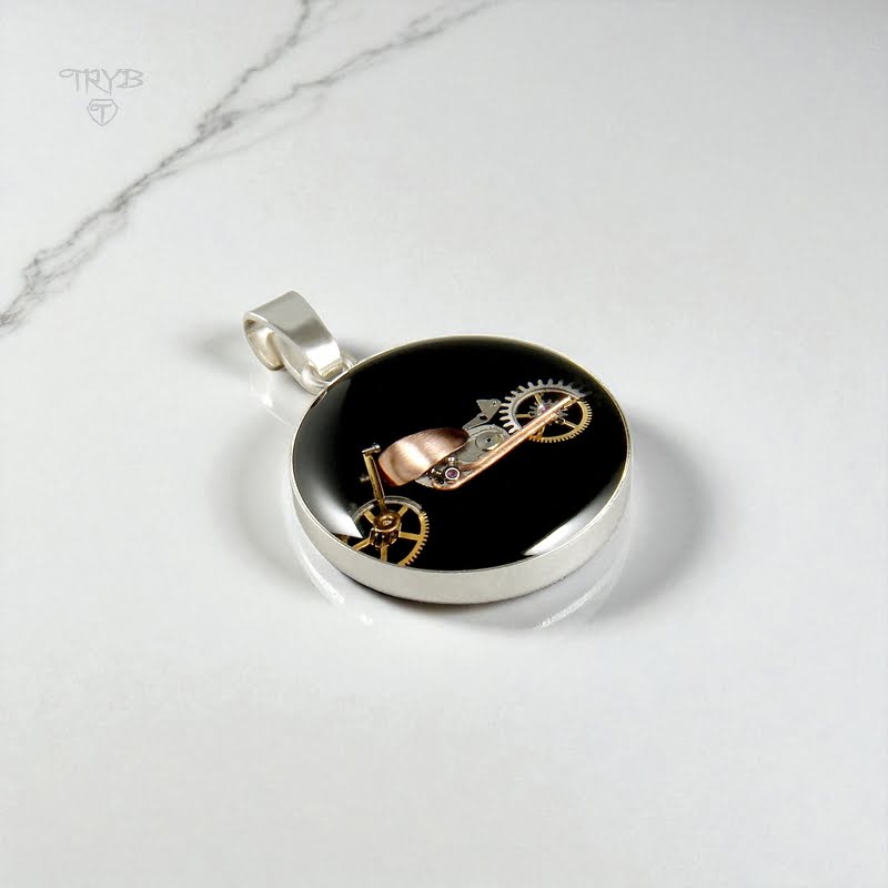 Srebrny wisiorek z motocyklem z części zegarków