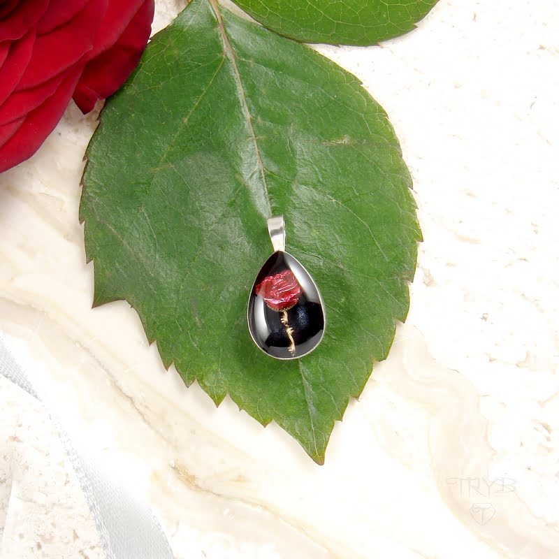 Delikatna zawieszka róża na łańcuszek