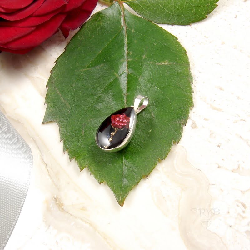 Zawieszka na szyję w kształcie kropli z różą