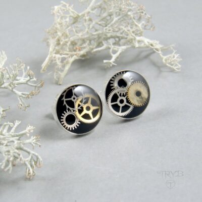 czarne kolczyki z trybikami zegarków