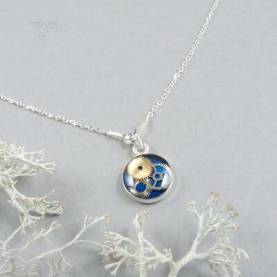 Subtelny naszyjnik celebrytka z niebieską zawieszką z trybikami