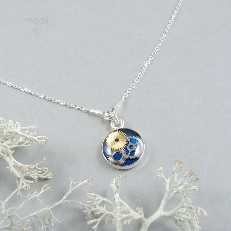 Subtelny naszyjnik celebrytka z niebieską zawieszką z trybikami