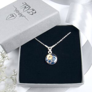 Srebrny naszyjnik celebrytka z granatowym oczkiem z trybikami Celebrytka ze srebra z granatowym kamieniem idealna na prezent