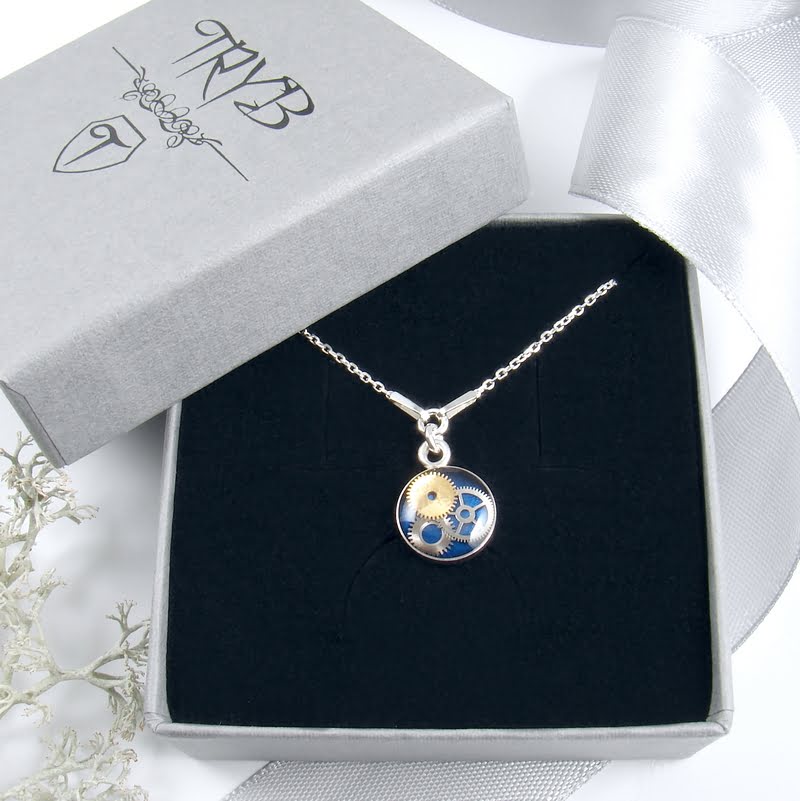 Celebrytka ze srebra z granatowym kamieniem idealna na prezent