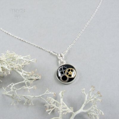 Subtelny naszyjnik celebrytka z czarną zawieszką z trybikami