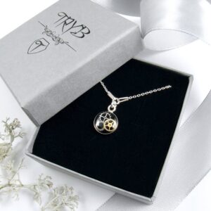 Biżuteria artystyczna na prezent naszyjnik celebrytka z czarnym oczkiem