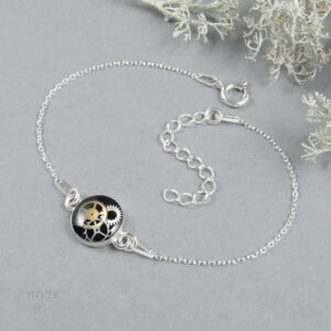 Srebrna bransoletka celebrytka z czarnym oczkiem z trybikami Subtelna bransoletka celebrytka z czarną zawieszką z trybikami