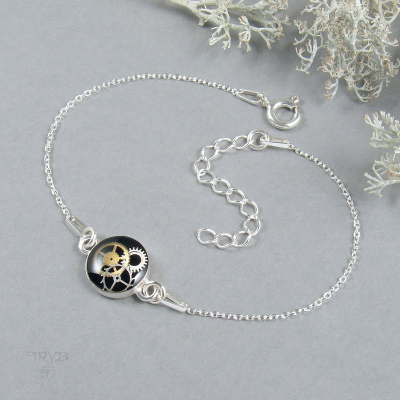 Subtelna bransoletka celebrytka z czarną zawieszką z trybikami