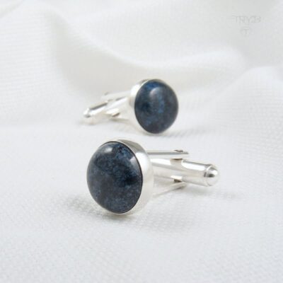 Spinki do mankietów z dumortierytem – widok detali kamieni i srebrnej oprawy