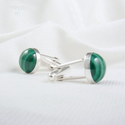 Spinki do mankietów z malachitem – detale pasm i srebrnej oprawy