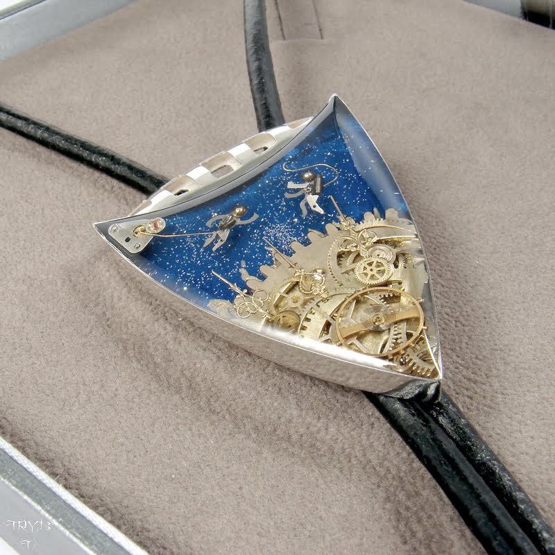 Asronomiczne bolo tie o prostej formie i nietypowej tematyce