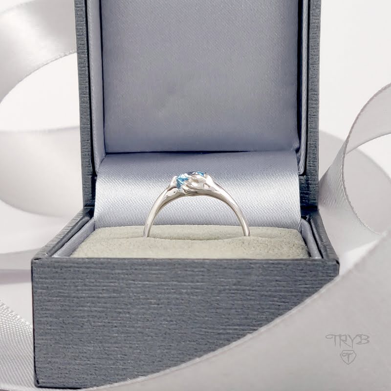 Unikatowy pierścionek zaręczynowy z topazem