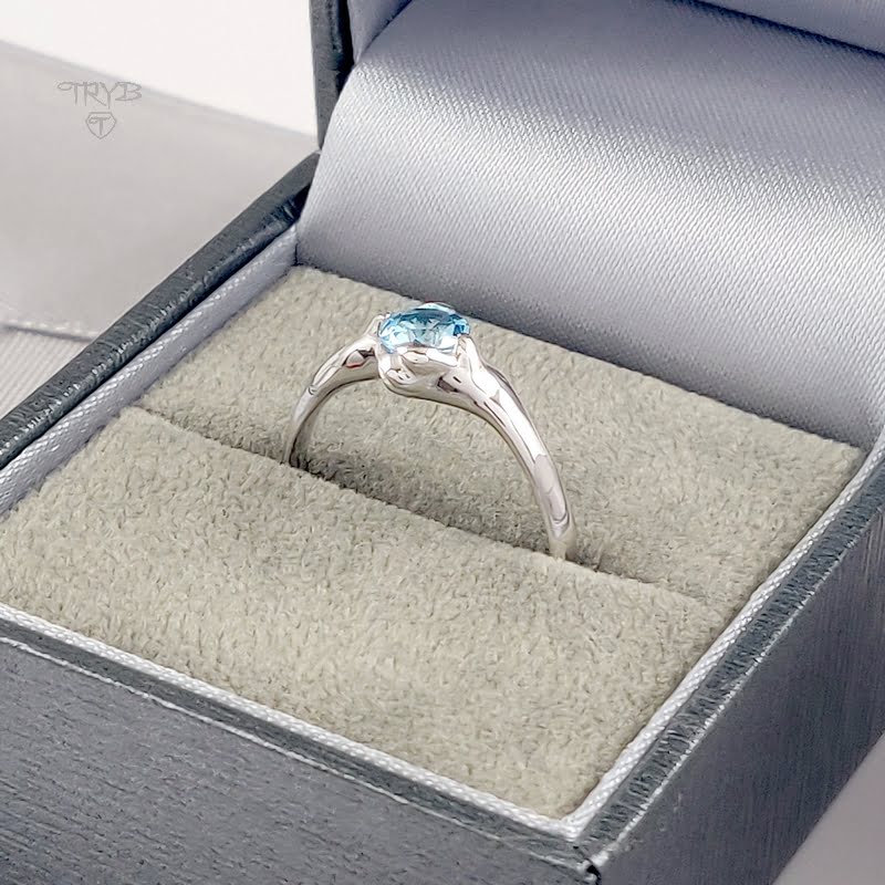 Pierścionek z kocimi łapkami i topazem - białe złoto 585