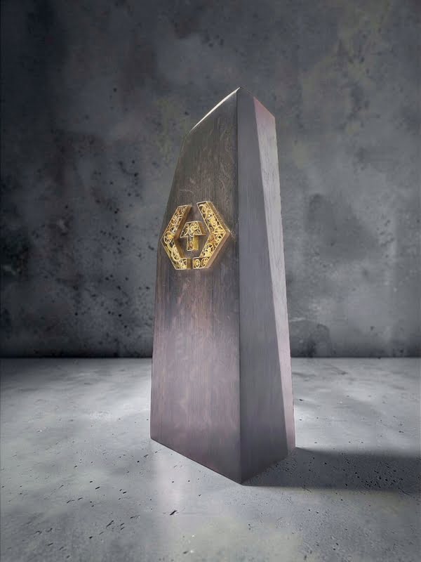 Rzeźba nowoczesna do biura z logo marki