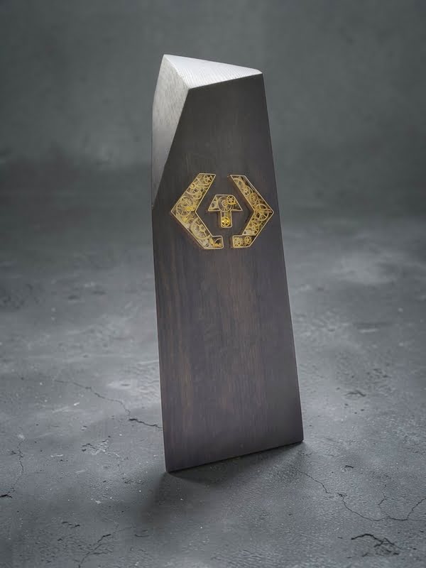 Statuetka z czarnego dębu z logo firmy