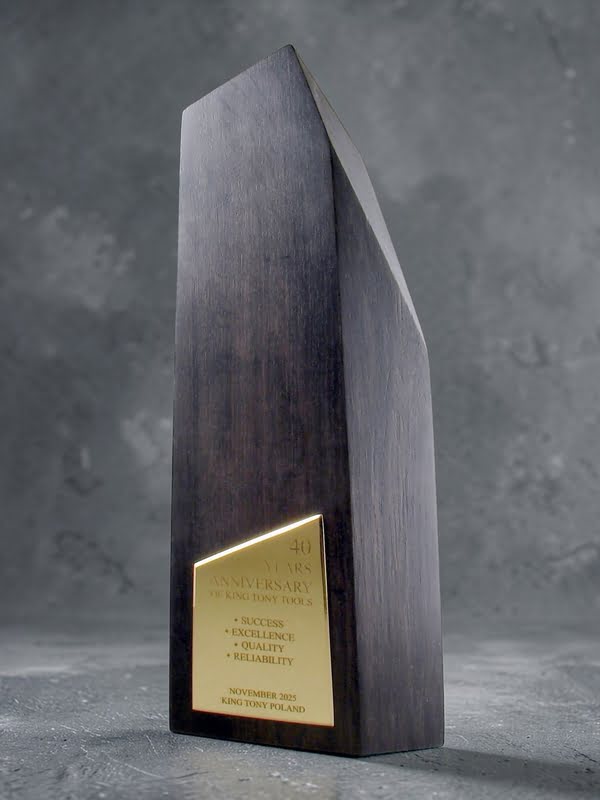 Statuetka z czarnego dębu na zamówienie